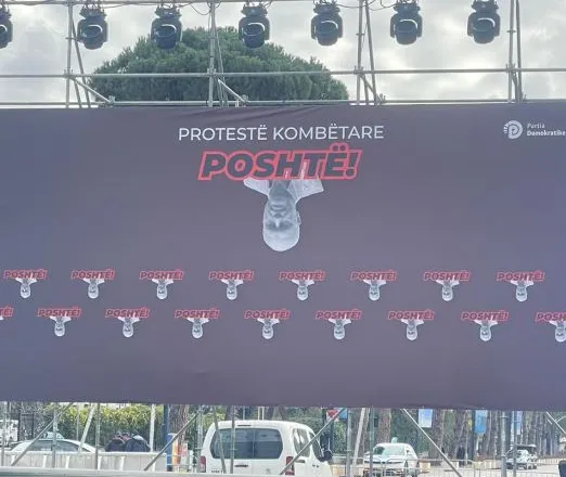 FOTO-LAJM/ Zbulohet slogani i protestës së opozitës, para Kryeministrisë