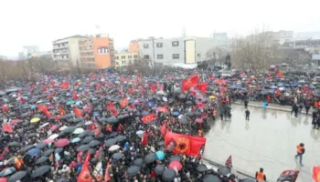 FOTO/ Nuk i ndal as bora, mijëra qytetarë në protestë! Kërkojnë drejtësi për ish-krerët e UÇK-së
