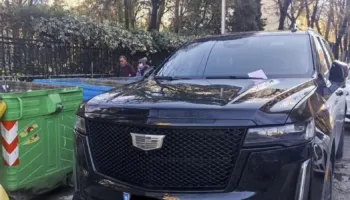 FOTO/ Parkimi dysh vepër penale, Taulant Balla tregon ”trimat” që shkaktojnë aksidente në vend