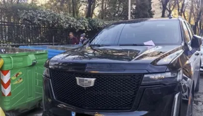 FOTO/ Parkimi dysh vepër penale, Taulant Balla tregon ”trimat” që shkaktojnë aksidente në vend