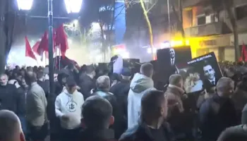 FOTO/ Policia hedh ujë me piper dhe gazlotsjellës, Bardhi: Nuk lejojnë protestuesit të vazhdojnë marshimin