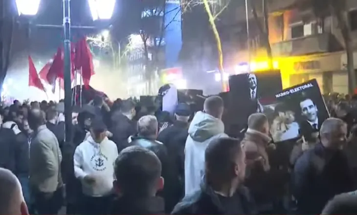 FOTO/ Policia hedh ujë me piper dhe gazlotsjellës, Bardhi: Nuk lejojnë protestuesit të vazhdojnë marshimin