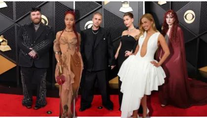 FOTO/ Tapeti i kuq, çfarë veshën yjet në Grammy Awards 2026