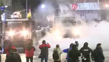 FOTO/ Vijon tensioni pranë Rrugës së Elbasanit, hidhet sërish gaz të madh lotsjellës