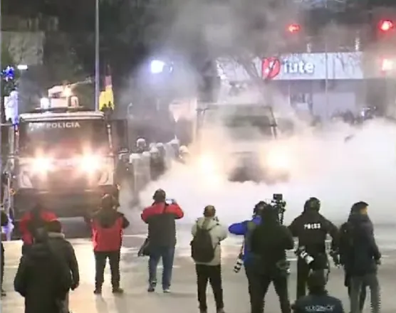 FOTO/ Vijon tensioni pranë Rrugës së Elbasanit, hidhet sërish gaz të madh lotsjellës