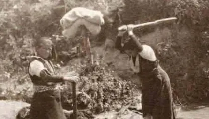 Fotografi e rrallë e grave shqiptare e vitit 1912, duke larë rroba (Foto)
