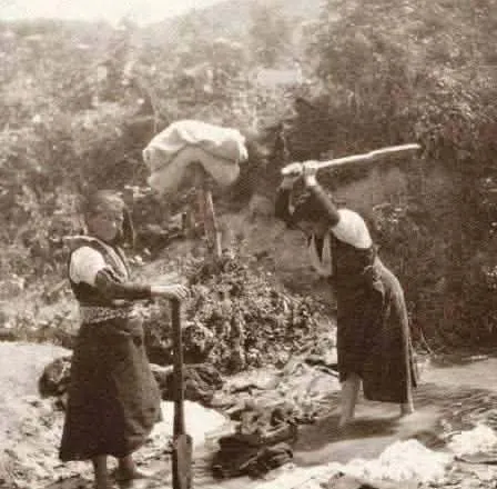 Fotografi e rrallë e grave shqiptare e vitit 1912, duke larë rroba (Foto)