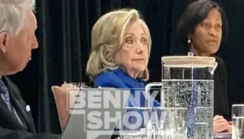 Fotoja e parë e Hillary Clinton duke dëshmuar para Kongresit Amerikan