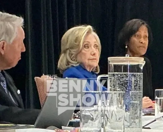 Fotoja e parë e Hillary Clinton duke dëshmuar para Kongresit Amerikan