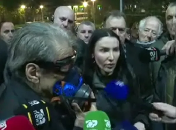 FOTOLAJM/ Goditet me plumb gome kandidatja për deputete, shihet në krah të Berishës