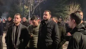 FOTOLAJM / Larg Berishës dhe i rrethuar nga të rinjtë, Salianji merr pjesë në protestë