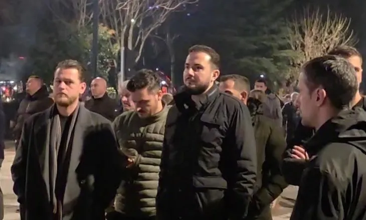 FOTOLAJM / Larg Berishës dhe i rrethuar nga të rinjtë, Salianji merr pjesë në protestë