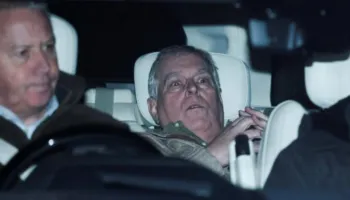 FOTOLAJM/ Lirohet ish-princi Andrew, momenti kur del i tronditur nga policia