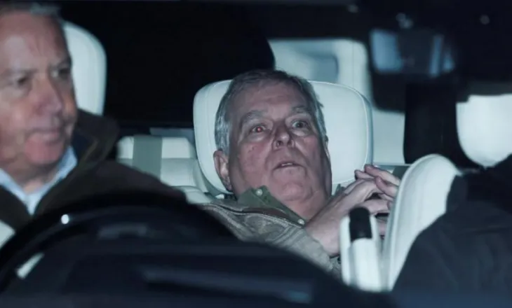 FOTOLAJM/ Lirohet ish-princi Andrew, momenti kur del i tronditur nga policia