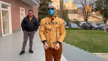 Fotolajm/ Militanti i Berishës shkon me pranga në duar në selinë blu