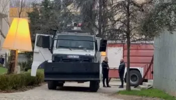 FOTOLAJM/ Pamjet pak minuta para nisjes së protestës së opozitës, ‘blindohet’ selia e PS-së