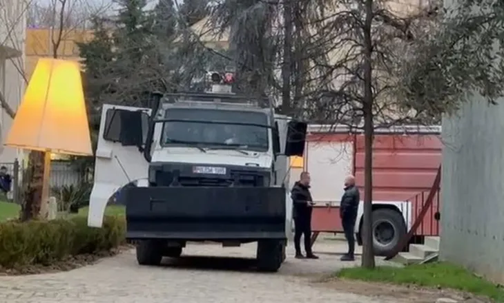 FOTOLAJM/ Pamjet pak minuta para nisjes së protestës së opozitës, ‘blindohet’ selia e PS-së