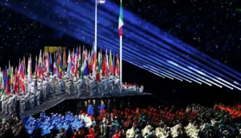 FOTOLAJM/ Spektakël plot ngjyra e fishekzjarrë, pamje nga ceremonia e hapjes së Lojërave Olimpike Dimërore në Itali