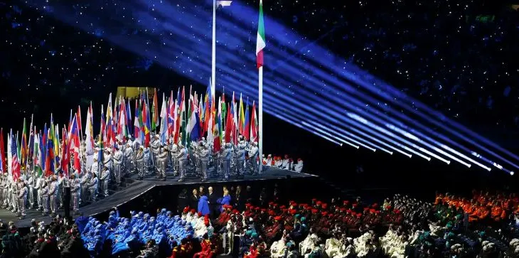 FOTOLAJM/ Spektakël plot ngjyra e fishekzjarrë, pamje nga ceremonia e hapjes së Lojërave Olimpike Dimërore në Itali