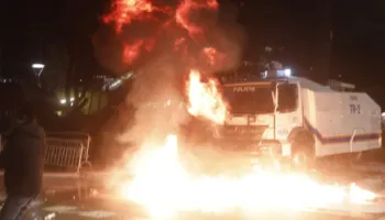 Fotot/ Autoboti i policisë me ujë përfshihet nga flakët, çfarë nuk u pa nga protesta e PD