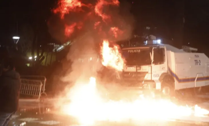 Fotot/ Autoboti i policisë me ujë përfshihet nga flakët, çfarë nuk u pa nga protesta e PD
