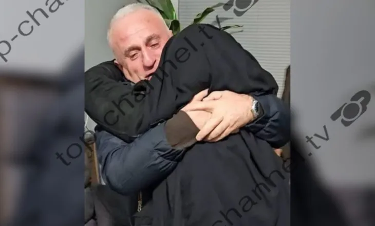 Fotot/ Eva Dumani jashtë ferrit Al Hol, pak minuta pasi mbërriti nga Siria në Turqi