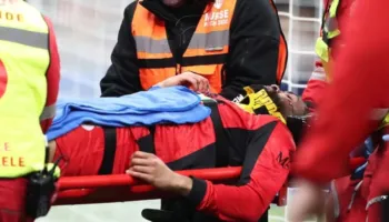 Frikë për Loftus-Cheek, u transportua me barelë me dhëmbë të thyer pas një përplasjeje me Corvin