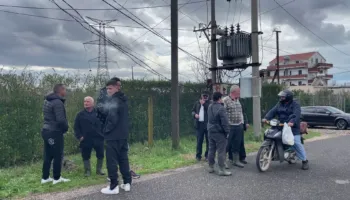 Fshati Barbullojë i Lezhës furnizohet me linja të ndërtuara privatisht, banorët: Po na digjen pajisjet