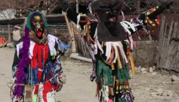 Fshati i Gjeorgjisë ringjall Berikaobën, një festival i lashtë pagan pranveror