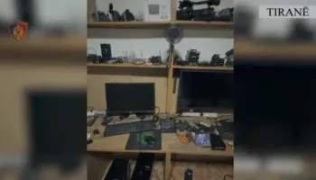 Fshihte në banesë kallashnikov dhe municion luftarak, arrestohet 48-vjeçari në Tiranë