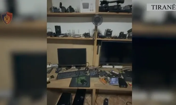 Fshihte në banesë kallashnikov dhe municion luftarak, arrestohet 48-vjeçari në Tiranë