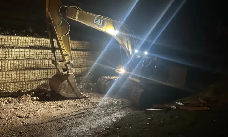 Fundosja e urës/ Përkeqësohet situata në aksin Librazhd-Prrenjas, ndalohet çdo lëvizje, izolohet plotësisht rruga