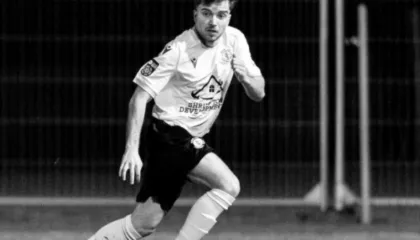 Futbolli në zi, ndahet nga jeta lojtari 25-vjeçar