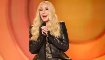 Gabimi skenik i Cher në Grammy shpalli një artist të ndjerë si fitues