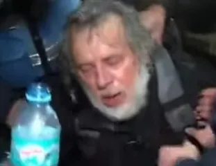 Gazetari i huaj plagoset gjatë protestës së opozitës para Parlamentit! I vijnë në ndihmë forcat e policisë