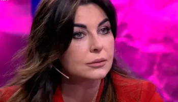 Gazetarja Jonida Shehu rrëfen me lotësh humbjen e prindërve: E gjeja veten duke i shkruar mamit mesazhe pas vdekjes