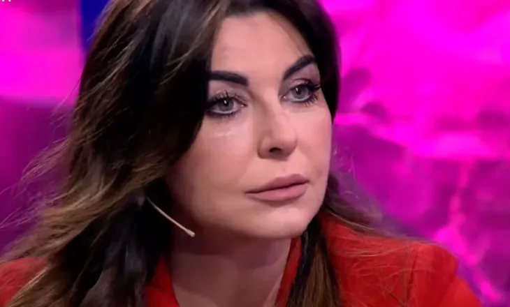 Gazetarja Jonida Shehu rrëfen me lotësh humbjen e prindërve: E gjeja veten duke i shkruar mamit mesazhe pas vdekjes