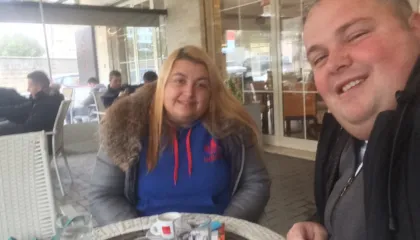 Genardi publikoi Sonidën gjysmë zhveshur, Ministria e Shëndetësisë: Vëlla e motër shtrohen në Psikiatri