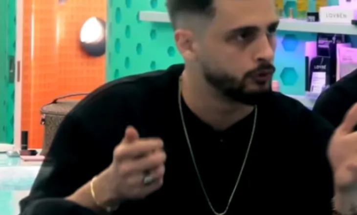 Gimbo flet për ish-të dashurën: Më kërcënonte me numra të tjerë…