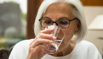 Gjashtë shenja që tregojnë se nuk po pini ujë mjaftueshëm
