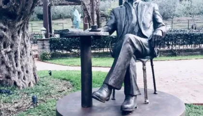 Gjeniu i adhuruar dhe i keqkuptuar që foli me gjuhën e njerëzimit…