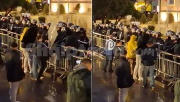 Gjeste në protestën e PD, fëmijët shkundin kangjellat para policëve