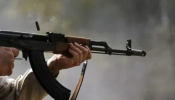 Gjirokastër/ 93-vjeçari plagos me kallashnikov 61-vjeçarin pas konfliktit për pronën, autori shoqërohet në polici