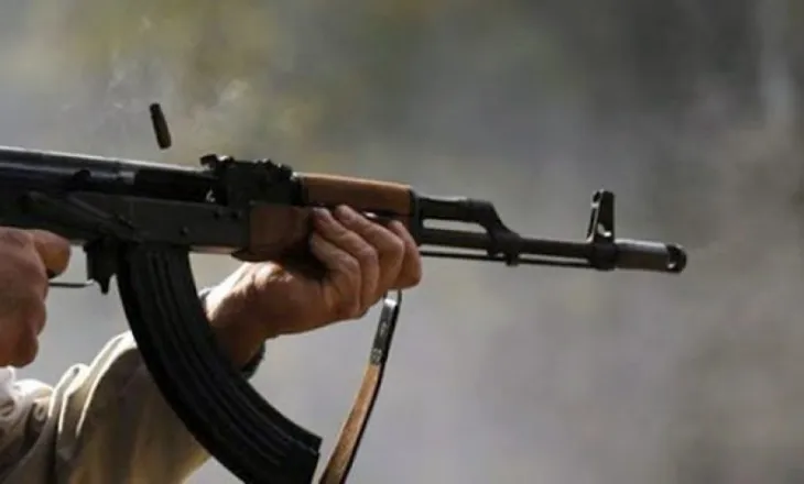 Gjirokastër/ 93-vjeçari plagos me kallashnikov 61-vjeçarin pas konfliktit për pronën, autori shoqërohet në polici