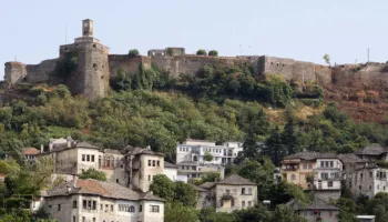 Gjirokastër/ Absurdi me shitjen e biletave, turistët duhet të paguajnë dy herë hyrjen në kala