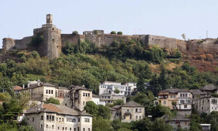 Gjirokastër/ Absurdi me shitjen e biletave, turistët duhet të paguajnë dy herë hyrjen në kala