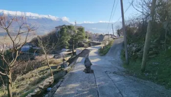 Gjirokastër/ Rrëshqitja e dheut bllokon rrugën, bashkia në pritje të ekspertëve