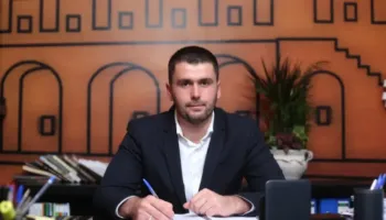 GJKKO e dënoi me 1 vit burg, policia e Durrësit ekzekuton vendimin për arrestimin e Memollës dhe dy bashkëpunëtorët (EMRAT)