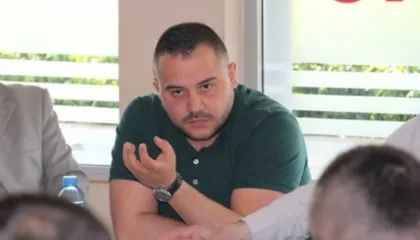 Gjobë 20 mijë euro zyrtarit të ISHSH/ Pranohet kërkesa e Prokurorisë së Tiranës – arrest me burg ndaj gazetarit Elio Laze