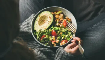 Gjumë i parehatshëm? Ja çfarë mund të konsumoni në darkë për të fjetur sa më mirë dhe pa u ndier të rëndë